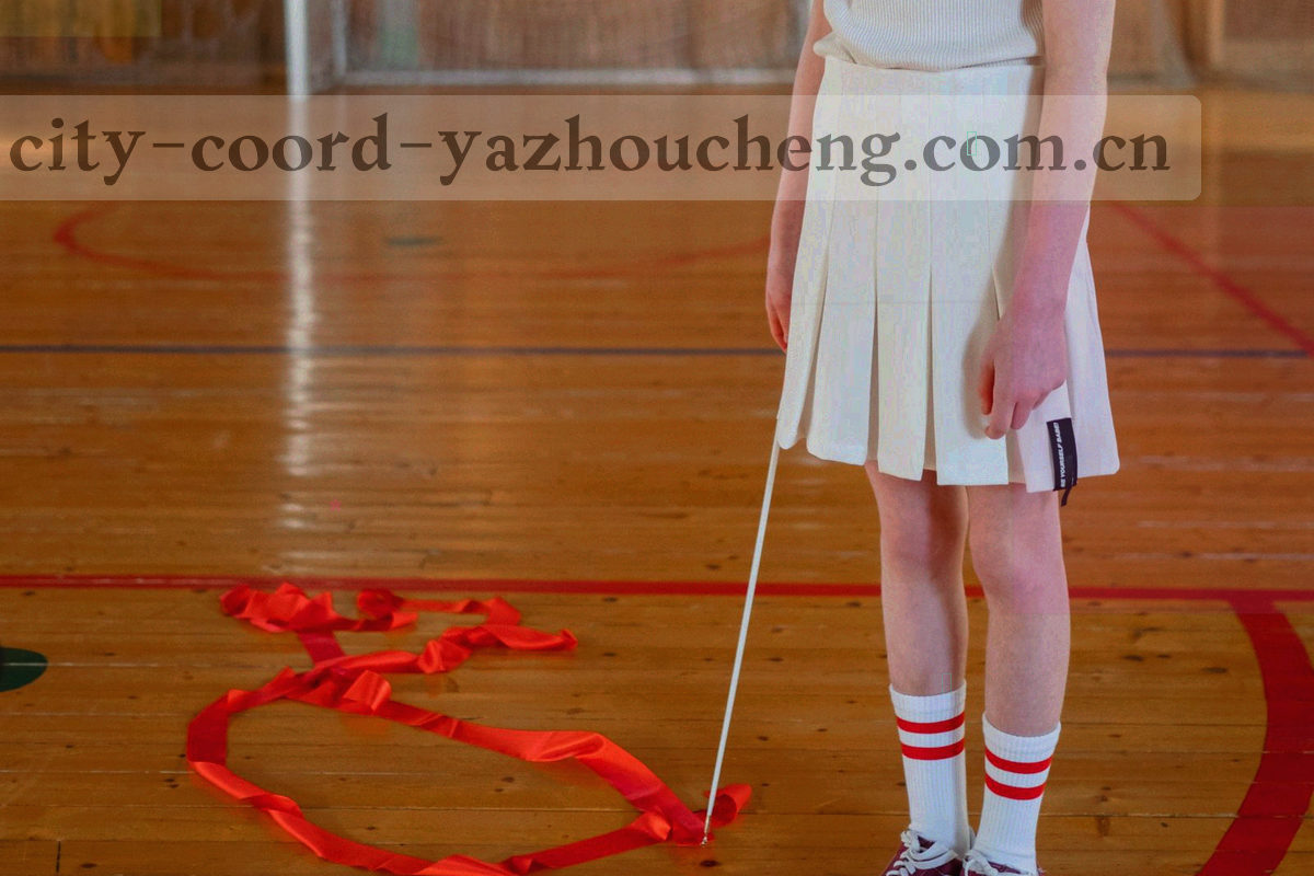 抽象经纬网格与柔和光带纹理，深海蓝向珊瑚橙过渡，画面中不含文字与人像